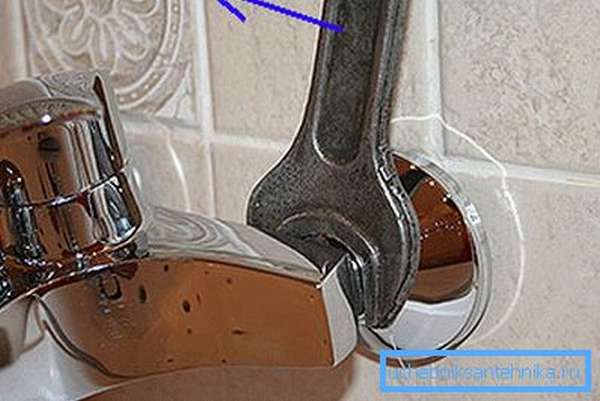 Пользоваться рожковым ключом не рекомендуется, так как можно повредить покрытие, лучше использовать накидные приспособления