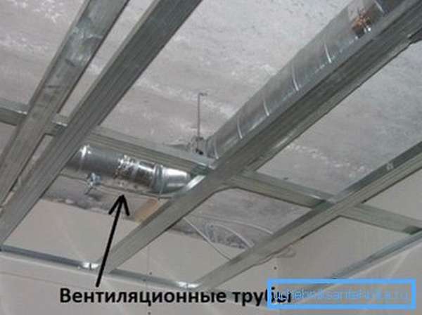 Пример монтажа труб в подвесных потолках