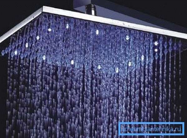 Приятная подсветка и струи дождя превратят вечерний душ в настоящее приключение.