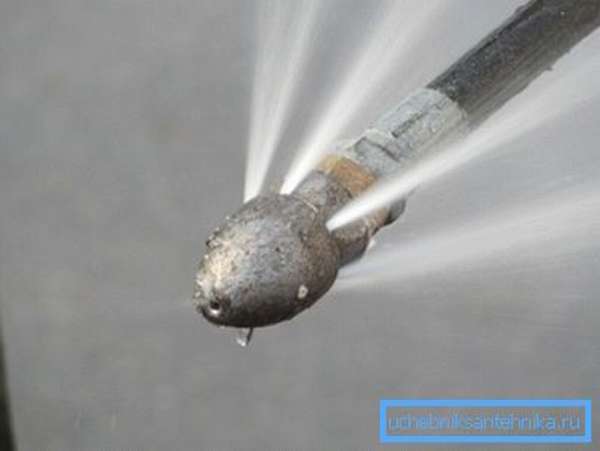 Прочистка канализации гидродинамическим способом – это один из наиболее эффективных и безопасных методов.