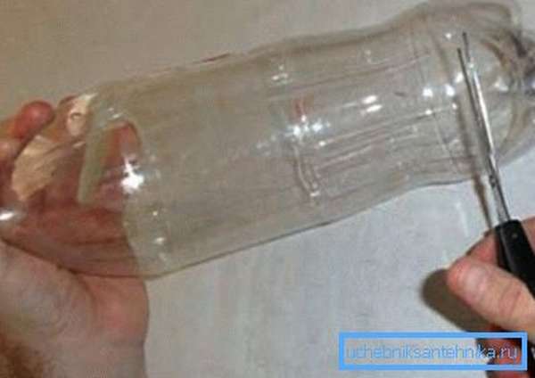 Прочистка унитаза бутылкой используется для небольших засоров