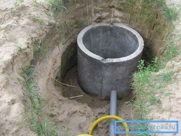 Прокладку водопроводных труб к колодцам при постоянной эксплуатации  необходимо осуществлять ниже уровня промерзания грунта