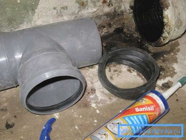 Разнородные участки канализации соединяются резиновыми манжетами с дополнительным уплотнением герметиком.