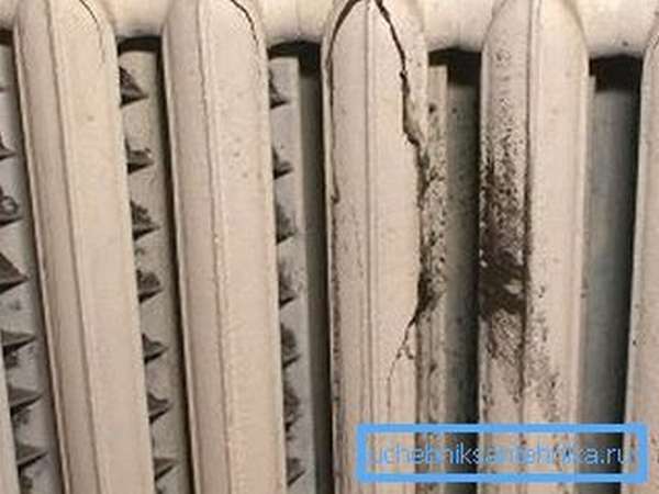 Разрыв старого радиатора отопления