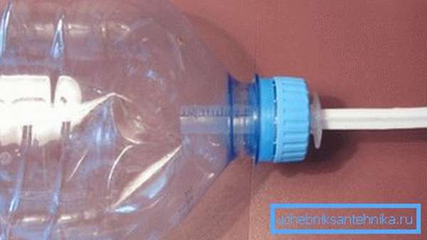 Рукомойник из пластиковой бутылки и шприца