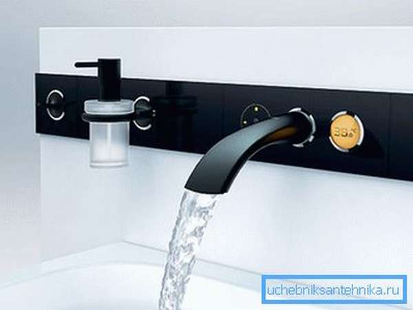 Скрытый способ установки смесителя для ванны позволяет создать в помещении своеобразную обстановку уюта