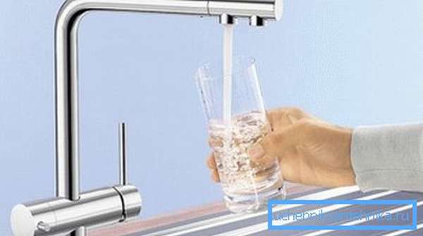 Смеситель с двойным изливом может подавать как отфильтрованную, так и обычную воду