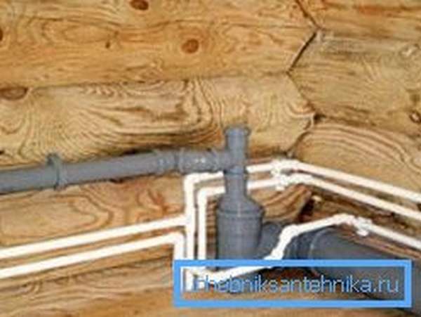 Создаваемая канализация своими руками в деревянном доме чаще всего имеет открытый тип.