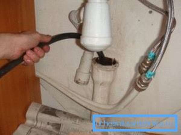 Тросик для прочистки канализации незаменим для тонких труб с многочисленными изгибами