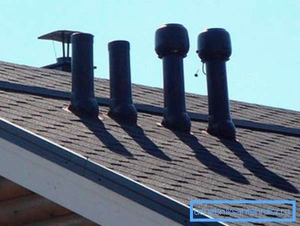 Для вентиляции канализации на крыше