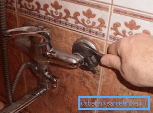 Установка смесителя в ванной своими руками