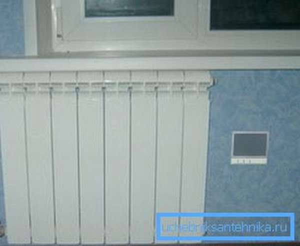 Установленная вентиляция приточного типа, обязательно должна содержать прогревающие фильтры и располагаться возле радиаторов, чтобы поступающий в помещения воздух имел нужную температуру