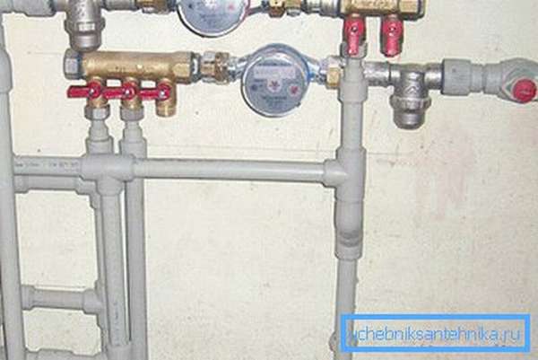Устройство водопровода из полипропиленовых труб в загородном доме