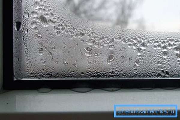 В частности, избыток влаги вызывает появление конденсата на окнах и грибка.