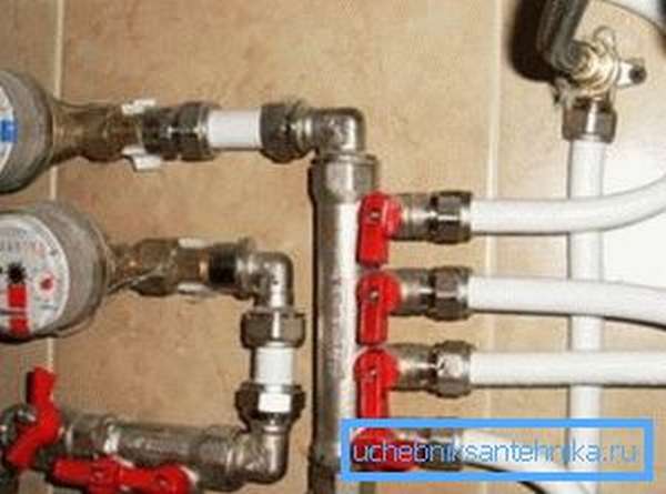 Водопроводный коллектор с кранами – пример массового использования запорной арматуры.
