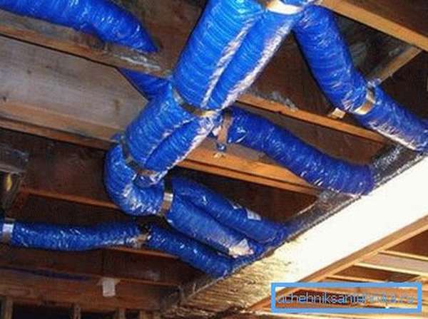 Воздуховоды, закрепленные под потолком
