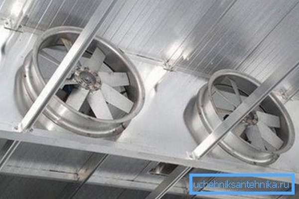 Воздухозаборы размещены на минимальном расстоянии от потолка.