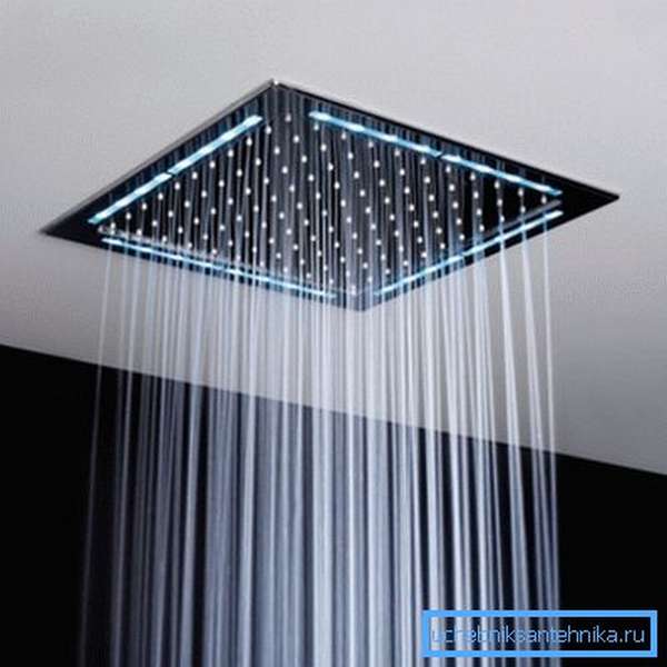 Встроенная в потолок сетка для душа со светодиодной подсветкой, одна из разновидностей стационарных моделей.