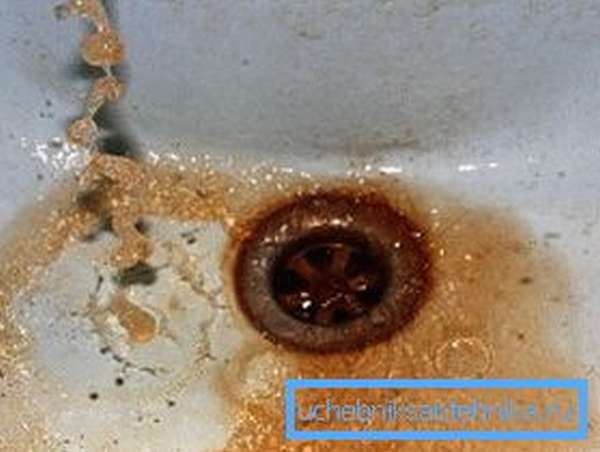 Загрязненная железом вода, как видно на фото, окрашена в цвет ржавчины.