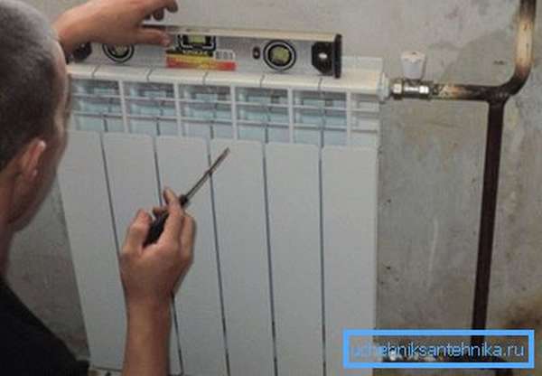 Замена чугунных радиаторов на биметаллические в многоэтажном доме должна выполняться специалистами